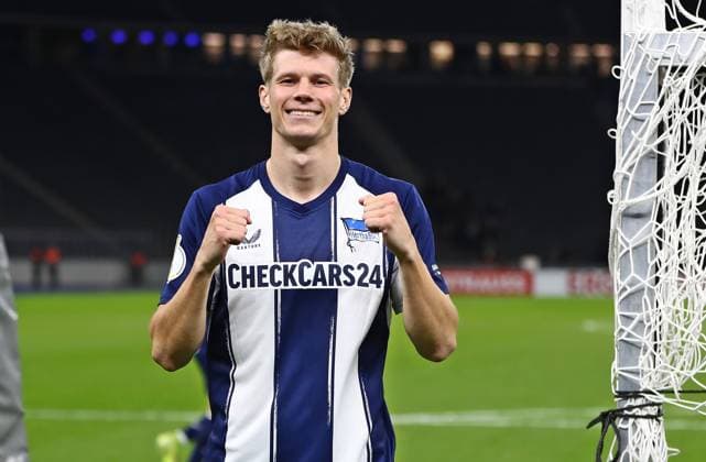 28.10.2025, xmohx, Fussball DFB Pokal 2.Runde, Hertha BSC Berlin - SV Elversberg v.l. Ex-Elversberg Spieler Luca Schuller (Berlin) bejubelt den Sieg (DFL DFB REGULATIONS PROHIBIT ANY USE OF PHOTOGRAPHS as IMAGE SEQUENCES and or QUASI-VIDEO) Berlin