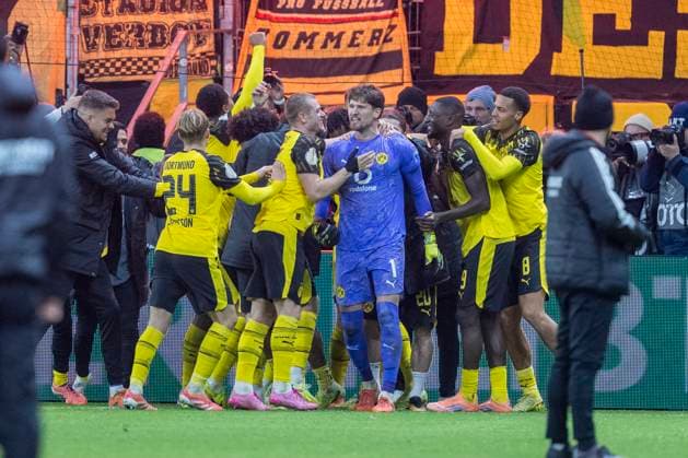 28.10.2025: Fußball: DFB Pokal, 2. Runde: Eintracht Frankfurt - Borussia Dortmund im Deutsche Bank Park. Dortmunds Spieler jubeln WICHTIGER HINWEIS: Gemäß den Vorgaben der DFL und des DFB ist es untersagt, in dem Stadion und oder vom Spiel angefertigte Fotoaufnahmen in Form von Sequenzbildern und oder videoähnlichen Fotostrecken zu verwerten bzw. verwerten zu lassen. Copyright: xDavidxInderliedx