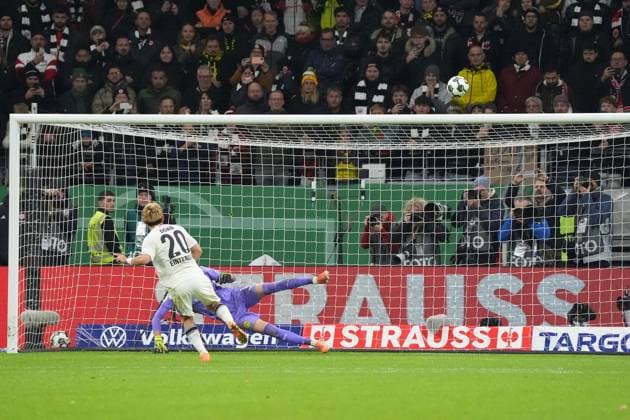 Ritsu Doan (Eintracht Frankfurt, 20) schießt über das Tor - Frankfurt 28.10.2025: Eintracht Frankfurt vs. Borussia Dortmund, Deutsche Bank Park, 2. Runde DFB-Pokal