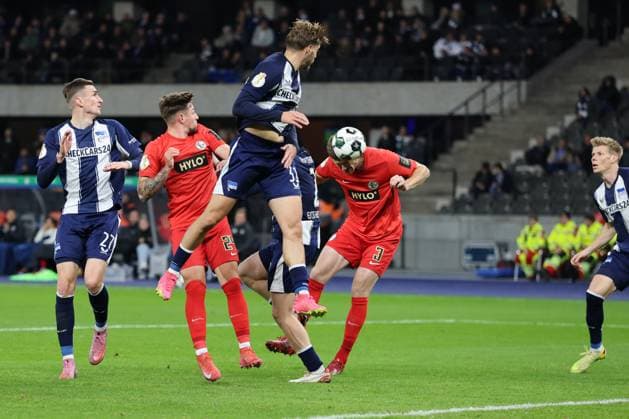 Hertha BSC vs SV Elversberg, 28.10.2025 BERLIN, GERMANY - OCTOBER 28: header, header duel between Márton Dárdai (Hertha BSC 31) and Florian Le Joncour (SV Elversberg, 3), during the DFB Cup match (round 2) between Hertha BSC vs SV Elversberg at Olympiastadion on October 28, 2025 in Berlin, Germany. DFL REGULATIONS PROHIBIT ANY USE OF PHOTOGRAPHS AS IMAGE SEQUENCES AND OR QUASI-VIDEO. Copyright: xBEAUTIFULxSPORTS Frankex