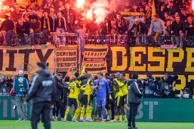 28.10.2025: Fußball: DFB Pokal, 2. Runde: Eintracht Frankfurt - Borussia Dortmund im Deutsche Bank Park. Dortmunds Spieler jubeln WICHTIGER HINWEIS: Gemäß den Vorgaben der DFL und des DFB ist es untersagt, in dem Stadion und oder vom Spiel angefertigte Fotoaufnahmen in Form von Sequenzbildern und oder videoähnlichen Fotostrecken zu verwerten bzw. verwerten zu lassen. Copyright: xDavidxInderliedx