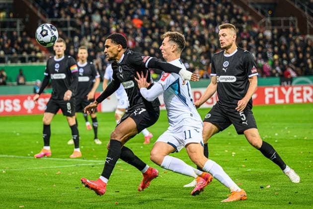 Fußball I Herren I Saison 2025-2026 I DFB-Pokal I 2. Runde I FC St. Pauli - TSG 1899 Hoffenheim I 28.10.2025 Andreas Hountondji (27, FC St. Pauli), Fisnik Asllani (11, TSG 1899 Hoffenheim) Hamburg Millerntor-Stadion Hamburg Deutschland Copyright: xLobecax xHenningxRohlfsx