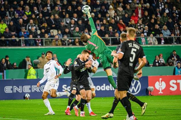 Fußball I Herren I Saison 2025-2026 I DFB-Pokal I 2. Runde I FC St. Pauli - TSG 1899 Hoffenheim I 28.10.2025 Ben Voll (1, FC St. Pauli) Hamburg Millerntor-Stadion Hamburg Deutschland Copyright: xLobecax xHenningxRohlfsx