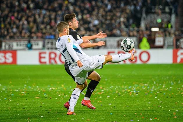 Fußball I Herren I Saison 2025-2026 I DFB-Pokal I 2. Runde I FC St. Pauli - TSG 1899 Hoffenheim I 28.10.2025 Arkadiusz Pyrka (11, FC St. Pauli), Andrej Kramaric (27, TSG 1899 Hoffenheim) Hamburg Millerntor-Stadion Hamburg Deutschland Copyright: xLobecax xHenningxRohlfsx