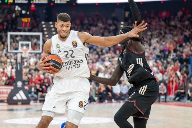Walter Tavares 22 (Real Madrid) im Zweikampf mit Wenyen Gabriel 32 (FC Bayern Basketball), FC Bayern Basketball vs. Real Madrid, EuroLeague 7. Spieltag, 28.10.2025 Muenchen Bayern Deutschland