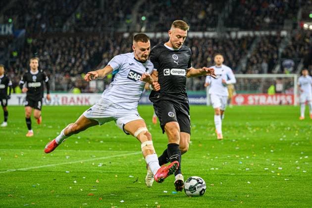 Fußball I Herren I Saison 2025-2026 I DFB-Pokal I 2. Runde I FC St. Pauli - TSG 1899 Hoffenheim I 28.10.2025 Tim Lemperle (19, TSG 1899 Hoffenheim), Hauke Wahl (5, FC St. Pauli) Hamburg Millerntor-Stadion Hamburg Deutschland Copyright: xLobecax xHenningxRohlfsx