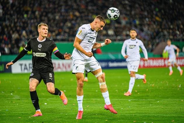 Fußball I Herren I Saison 2025-2026 I DFB-Pokal I 2. Runde I FC St. Pauli - TSG 1899 Hoffenheim I 28.10.2025 Eric Smith (8, FC St. Pauli), Tim Lemperle (19, TSG 1899 Hoffenheim) Hamburg Millerntor-Stadion Hamburg Deutschland Copyright: xLobecax xHenningxRohlfsx