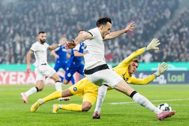 DFB Pokal: Borussia Moenchengladbach vs. Karlsruher SC, 28.10.2025 MOENCHENGLADBACH, GERMANY - OCTOBER 28: Haris Tabakovic (Borussia Moenchengladbach, 15) tries to score a goal against Hans Christian Bernat (Karlsruher SC, 1) during the DFB Pokal match between Borussia Moenchengladbach vs. Karlsruher SC at Borussia Park on matchday 2 of DFB Pokal on October 28, 2025 in Moenchengladbach, Germany. DFB REGULATIONS PROHIBIT ANY USE OF PHOTOGRAPHS AS IMAGE SEQUENCES AND OR QUASI-VIDEO. Copyright: xBEAUTIFULxSPORTS Wunderlx