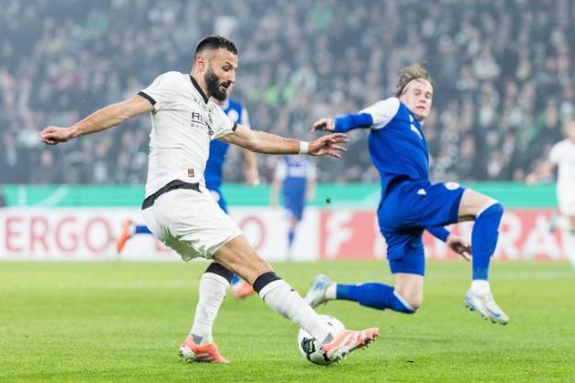 DFB Pokal: Borussia Moenchengladbach vs. Karlsruher SC, 28.10.2025 MOENCHENGLADBACH, GERMANY - OCTOBER 28: Franck Honorat (Borussia Moenchengladbach, 9) controls the ball during the DFB Pokal match between Borussia Moenchengladbach vs. Karlsruher SC at Borussia Park on matchday 2 of DFB Pokal on October 28, 2025 in Moenchengladbach, Germany. DFB REGULATIONS PROHIBIT ANY USE OF PHOTOGRAPHS AS IMAGE SEQUENCES AND OR QUASI-VIDEO. Copyright: xBEAUTIFULxSPORTS Wunderlx