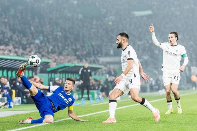 DFB Pokal: Borussia Moenchengladbach vs. Karlsruher SC, 28.10.2025 MOENCHENGLADBACH, GERMANY - OCTOBER 28: Marvin Wanitzek (Karlsruher SC, 10) tries to control the ball during the DFB Pokal match between Borussia Moenchengladbach vs. Karlsruher SC at Borussia Park on matchday 2 of DFB Pokal on October 28, 2025 in Moenchengladbach, Germany. DFB REGULATIONS PROHIBIT ANY USE OF PHOTOGRAPHS AS IMAGE SEQUENCES AND OR QUASI-VIDEO. Copyright: xBEAUTIFULxSPORTS Wunderlx