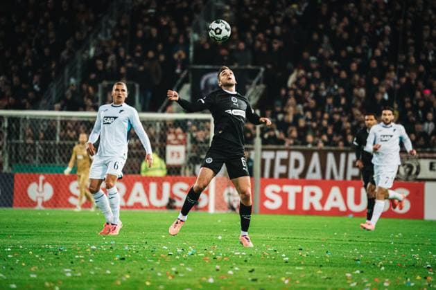 DFB-Pokal: St. Pauli vs. TSG Hoffenheim, 28.10.2025 HAMBURG, GERMANY - OCTOBER 28: James Sands (FC St. Pauli, 6) with the ball during the DFB-Pokal match between DFB-Pokal: St. Pauli vs. TSG Hoffenheim at Millerntor-Stadion on round 2 of the DFB-Pokal on October 28, 2025 in Hamburg, Germany. DFL REGULATIONS PROHIBIT ANY USE OF PHOTOGRAPHS AS IMAGE SEQUENCES AND OR QUASI-VIDEO. Copyright: xBEAUTIFULxSPORTS Tonhäuserx