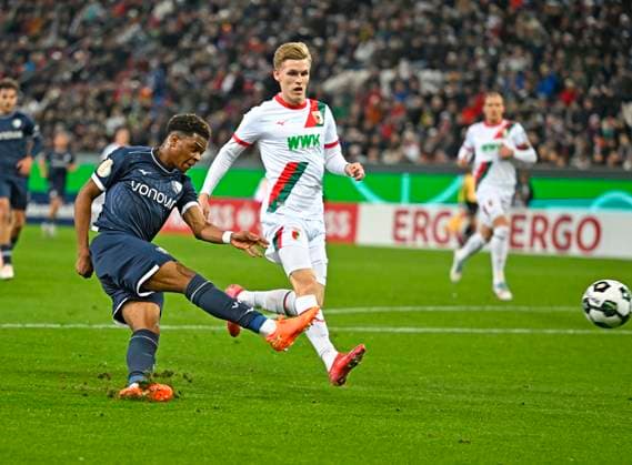 28.10.2025, Fussball DFB-Pokal 2025 2026, 2.Runde, FC Augsburg - VfL Bochum, in der WWK-Arena Augsburg. Farid Alfa-Ruprecht (VfL Bochum) zieht ab.