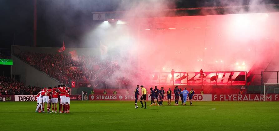 Cottbus - RB Leipzig DFB Pokal Cottbus, 28.10.2025, Stadion der Freundschaft, DFB Pokal, Runde 2 , FC Energie Cottbus vs. RB Leipzig , Im Bild: Fans von RB Leipzig zünden Pyrotechnik in ihrem Fanblock. ,