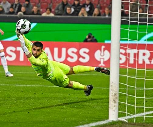 28.10.2025, Fussball DFB-Pokal 2025 2026, 2.Runde, FC Augsburg - VfL Bochum, in der WWK-Arena Augsburg. Torwart Nediljko Labrovic (FC Augsburg) hechtet dem Ball hinterher.