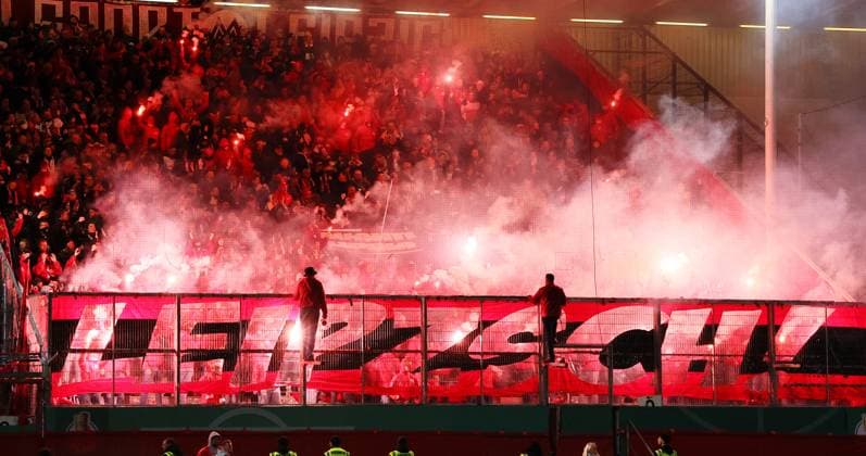 Cottbus - RB Leipzig DFB Pokal Cottbus, 28.10.2025, Stadion der Freundschaft, DFB Pokal, Runde 2 , FC Energie Cottbus vs. RB Leipzig , Im Bild: Fans von RB Leipzig zünden Pyrotechnik in ihrem Fanblock. ,