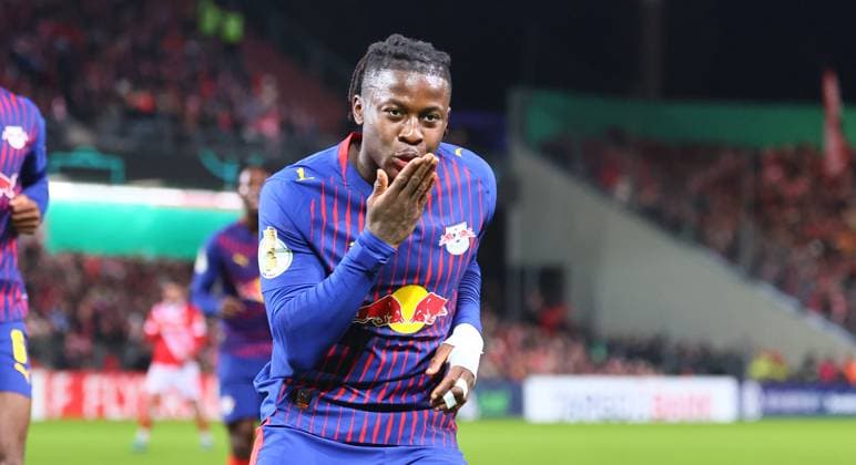 Cottbus - RB Leipzig DFB Pokal Cottbus, 28.10.2025, Stadion der Freundschaft, DFB Pokal, Runde 2 , FC Energie Cottbus vs. RB Leipzig , Im Bild: Tor für RB Leipzig. Johan Bakayoko (9, RB Leipzig) trifft zum 0:1 und jubelt. ,