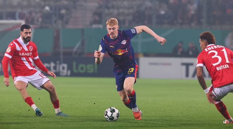 Cottbus - RB Leipzig DFB Pokal Cottbus, 28.10.2025, Stadion der Freundschaft, DFB Pokal, Runde 2 , FC Energie Cottbus vs. RB Leipzig , Im Bild von links; Tolcay Cigerci ( 10 , Cottbus), Nicolas Seiwald (13, RB Leipzig), Justin Butler ( 31 , Cottbus). ,