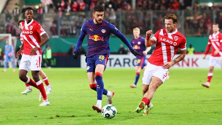 Cottbus - RB Leipzig DFB Pokal Cottbus, 28.10.2025, Stadion der Freundschaft, DFB Pokal, Runde 2 , FC Energie Cottbus vs. RB Leipzig , Im Bild von links; Romulo Jose Cardoso da Cruz ( 40, RBL), Henry Rorig ( 3 , Cottbus) ,