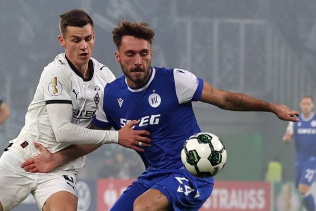 28.10.2025, xrekx, Fussball DFB Pokal 2.Runde, Borussia Moenchengladbach - Karlsruher SC v.l. Yannik Engelhardt (Borussia Moenchengladbach) Fabian Schleusener (Karlsruher SC) Zweikampf, Aktion, action, battle for the ball (DFL DFB REGULATIONS PROHIBIT ANY USE OF PHOTOGRAPHS as IMAGE SEQUENCES and or QUASI-VIDEO) Moenchengladbach