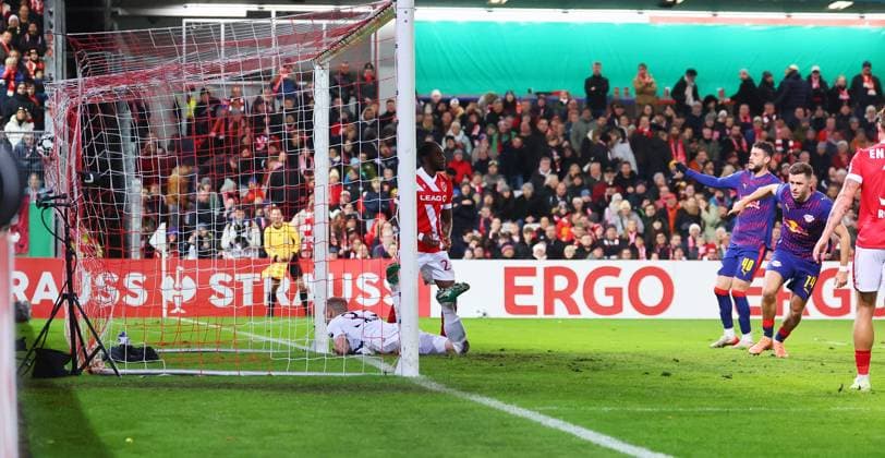 Cottbus - RB Leipzig DFB Pokal Cottbus, 28.10.2025, Stadion der Freundschaft, DFB Pokal, Runde 2 , FC Energie Cottbus vs. RB Leipzig , Im Bild: Tor für RB Leipzig. Christoph Baumgartner (14, RB Leipzig) trifft zum 0:2. ,