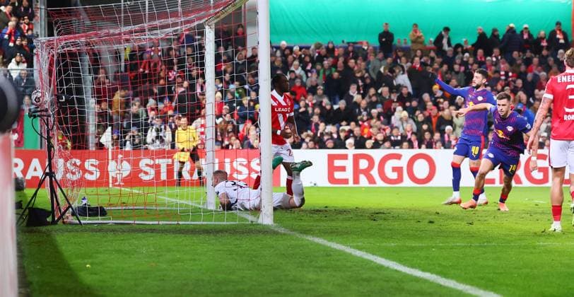 Cottbus - RB Leipzig DFB Pokal Cottbus, 28.10.2025, Stadion der Freundschaft, DFB Pokal, Runde 2 , FC Energie Cottbus vs. RB Leipzig , Im Bild: Tor für RB Leipzig. Christoph Baumgartner (14, RB Leipzig) trifft zum 0:2. ,