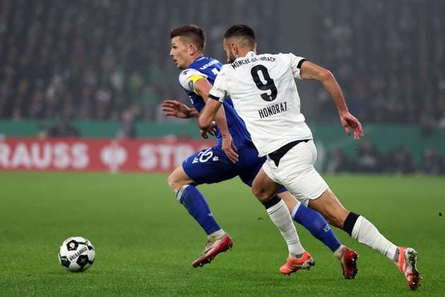 28.10.2025, xrekx, Fussball DFB Pokal 2.Runde, Borussia Moenchengladbach - Karlsruher SC v.l. Marvin Wanitzek (Karlsruher SC) Franck Honorat (Borussia Moenchengladbach) (DFL DFB REGULATIONS PROHIBIT ANY USE OF PHOTOGRAPHS as IMAGE SEQUENCES and or QUASI-VIDEO) Moenchengladbach