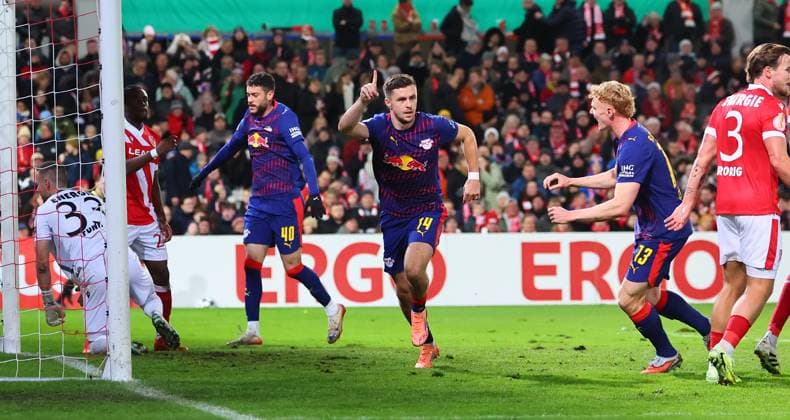 Cottbus - RB Leipzig DFB Pokal Cottbus, 28.10.2025, Stadion der Freundschaft, DFB Pokal, Runde 2 , FC Energie Cottbus vs. RB Leipzig , Im Bild: Tor für RB Leipzig. Christoph Baumgartner (14, RB Leipzig) trifft zum 0:2 und jubelt. ,