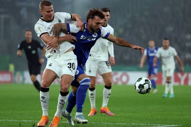 28.10.2025, xrekx, Fussball DFB Pokal 2.Runde, Borussia Moenchengladbach - Karlsruher SC v.l. Nico Elvedi (Borussia Moenchengladbach) Fabian Schleusener (Karlsruher SC) Zweikampf, Aktion, action, battle for the ball (DFL DFB REGULATIONS PROHIBIT ANY USE OF PHOTOGRAPHS as IMAGE SEQUENCES and or QUASI-VIDEO) Moenchengladbach
