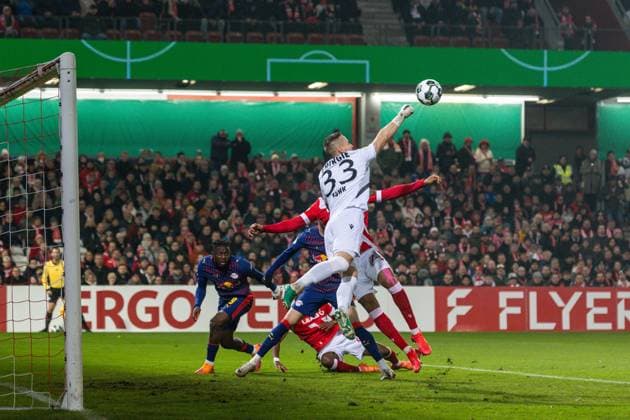 GER, DFB-Pokal, 2. Runde, FC Energie Cottbus - RB Leipzig 28.10.2025, LEAG Energie Stadion, Cottbus, GER, DFB-Pokal, 2. Runde, FC Energie Cottbus - RB Leipzig Marius Funk (FC Energie Cottbus 33) hält Â