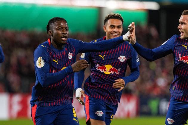 GER, DFB-Pokal, 2. Runde, FC Energie Cottbus - RB Leipzig 28.10.2025, LEAG Energie Stadion, Cottbus, GER, DFB-Pokal, 2. Runde, FC Energie Cottbus - RB Leipzig Johan Bakayoko (RB Leipzig 9) jubelt Â