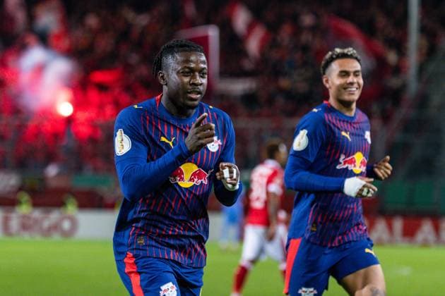 GER, DFB-Pokal, 2. Runde, FC Energie Cottbus - RB Leipzig 28.10.2025, LEAG Energie Stadion, Cottbus, GER, DFB-Pokal, 2. Runde, FC Energie Cottbus - RB Leipzig Johan Bakayoko (RB Leipzig 9) jubelt Â