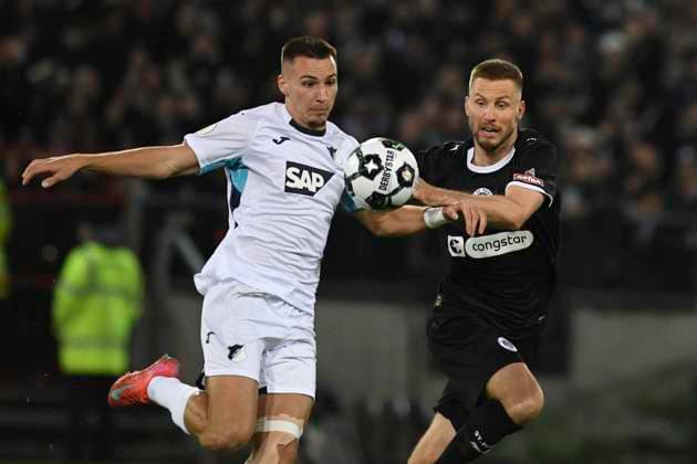 GER; 2. FBL, FC St. Pauli vs TSG 1899 Hoffenheim .28.10.2025, Millerntorstadion, Hamburg, GER; DFB-Pokal, FC St. Pauli vs TSG 1899 Hoffenheim im Bild Karol Mets (Pauli 03) versucht sich gegen Tim Lemperle (Hoffenheim 01) durchzusetzen