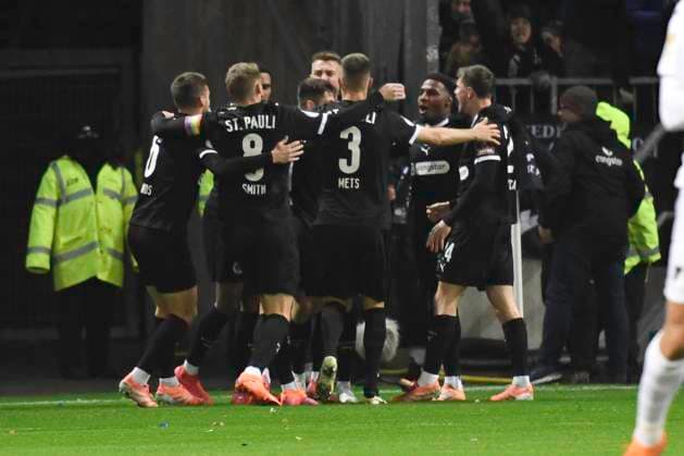 GER; 2. FBL, FC St. Pauli vs TSG 1899 Hoffenheim .28.10.2025, Millerntorstadion, Hamburg, GER; DFB-Pokal, FC St. Pauli vs TSG 1899 Hoffenheim im Bild Hauke Wahl (Pauli 05) schiesst das Tor zum 1-0 fuer Pauli vorbei an Torhueter Oliver Baumann (Hoffenheim 01) und jubelt mit der Mannschaft