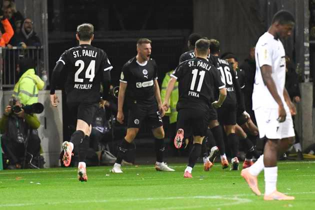 GER; 2. FBL, FC St. Pauli vs TSG 1899 Hoffenheim .28.10.2025, Millerntorstadion, Hamburg, GER; DFB-Pokal, FC St. Pauli vs TSG 1899 Hoffenheim im Bild Hauke Wahl (Pauli 05) schiesst das Tor zum 1-0 fuer Pauli vorbei an Torhueter Oliver Baumann (Hoffenheim 01) und jubelt mit der Mannschaft