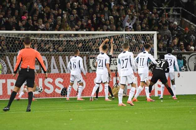 GER; 2. FBL, FC St. Pauli vs TSG 1899 Hoffenheim .28.10.2025, Millerntorstadion, Hamburg, GER; DFB-Pokal, FC St. Pauli vs TSG 1899 Hoffenheim im Bild Hauke Wahl (Pauli 05) schiesst das Tor zum 1-0 fuer Pauli vorbei an Torhueter Oliver Baumann (Hoffenheim 01)