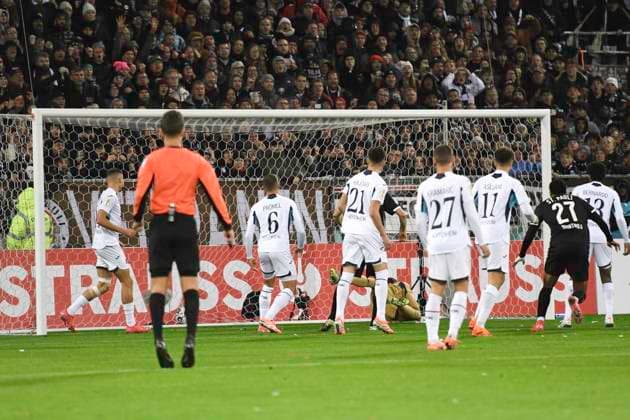 GER; 2. FBL, FC St. Pauli vs TSG 1899 Hoffenheim .28.10.2025, Millerntorstadion, Hamburg, GER; DFB-Pokal, FC St. Pauli vs TSG 1899 Hoffenheim im Bild Hauke Wahl (Pauli 05) schiesst das Tor zum 1-0 fuer Pauli vorbei an Torhueter Oliver Baumann (Hoffenheim 01)