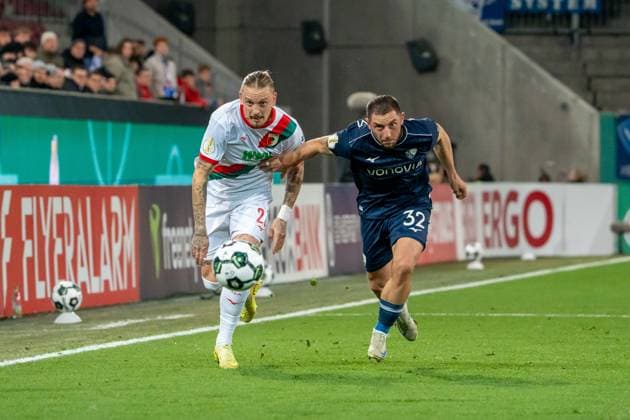 Zweikampf zweischen Marius Wolf (FC Augsburg, 27) und Maximilian Wittek (VfL Bochum, 32), GER, FC Augsburg vs. VfL Bochum, Fussball, DFB Pokal, 2. Runde, Spielzeit 2025 2026, 28.10.2025, DFL REGULATIONS PROHIBIT ANY USE OF PHOTOGRAPHS AS IMAGE SEQUENCES AND OR QUASI-VIDEO, GER, FC Augsburg vs. VfL Bochum, Fussball, DFB Pokal, 2. Runde, Spielzeit 2025 2026, 28.10.2025, Augsburg Copyright: xEibner-Pressefoto EdwardxCheungx EP_ECG