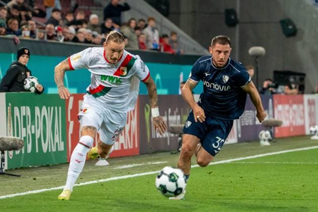 Zweikampf zweischen Marius Wolf (FC Augsburg, 27) und Maximilian Wittek (VfL Bochum, 32), GER, FC Augsburg vs. VfL Bochum, Fussball, DFB Pokal, 2. Runde, Spielzeit 2025 2026, 28.10.2025, DFL REGULATIONS PROHIBIT ANY USE OF PHOTOGRAPHS AS IMAGE SEQUENCES AND OR QUASI-VIDEO, GER, FC Augsburg vs. VfL Bochum, Fussball, DFB Pokal, 2. Runde, Spielzeit 2025 2026, 28.10.2025, Augsburg Copyright: xEibner-Pressefoto EdwardxCheungx EP_ECG
