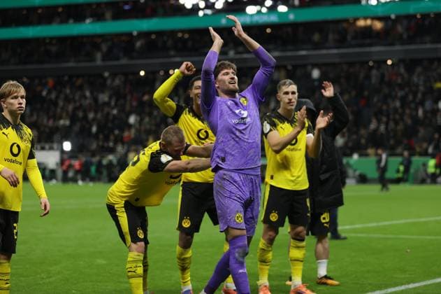 28.10.2025, Fussball DFB-Pokal 2. Runde, Eintracht Frankfurt - Borussia Dortmund, v.l., Torwart Gregor Kobel (Borussia Dortmund) wird von den Fans gefeiert DFL DFB REGULATIONS PROHIBIT ANY USE OF PHOTOGRAPHS AS IMAGE SEQUENCES AND OR QUASI-VIDEO. xdcx Copyright: HMBxMedia Claus