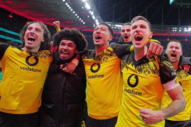 28.10.2025, xovx, Fußball DFB-Pokal, 2. Runde, Eintracht Frankfurt - Borussia Dortmund Die Spieler von Borussia Dortmund bejubeln den 5:3 Sieg im Elfmeterschießen (DFL DFB REGULATIONS PROHIBIT ANY USE OF PHOTOGRAPHS as IMAGE SEQUENCES and or QUASI-VIDEO) emspor Frankfurt am Main *** 28 10 2025, xovx, Fußball DFB Pokal, 2 Runde, Eintracht Frankfurt Borussia Dortmund The players of Borussia Dortmund celebrate the 5 3 victory in the penalty shootout DFL DFB REGULATIONS PROHIBIT ANY USE OF PHOTOGRAPHS as IMAGE SEQUENCES and or QUASI VIDEO emspor Frankfurt am Main