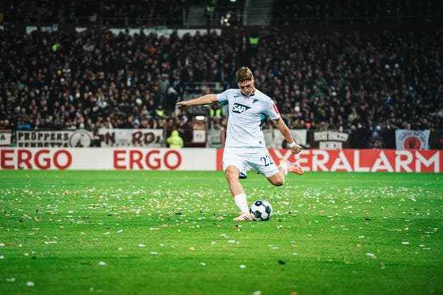DFB-Pokal: St. Pauli vs. TSG Hoffenheim, 28.10.2025 HAMBURG, GERMANY - OCTOBER 28: Alexander Prass (TSG Hoffenheim, 22) shoots the ball during the DFB-Pokal match between DFB-Pokal: St. Pauli vs. TSG Hoffenheim at Millerntor-Stadion on round 2 of the DFB-Pokal on October 28, 2025 in Hamburg, Germany. DFL REGULATIONS PROHIBIT ANY USE OF PHOTOGRAPHS AS IMAGE SEQUENCES AND OR QUASI-VIDEO. Copyright: xBEAUTIFULxSPORTS Tonhäuserx