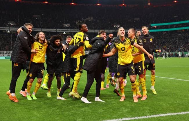 28.10.2025, Fussball DFB-Pokal 2. Runde, Eintracht Frankfurt - Borussia Dortmund, v.l., Dortmund-Spieler jubelnd bejubelt jubelt jubeln DFL DFB REGULATIONS PROHIBIT ANY USE OF PHOTOGRAPHS AS IMAGE SEQUENCES AND OR QUASI-VIDEO. xdcx Copyright: HMBxMedia Claus