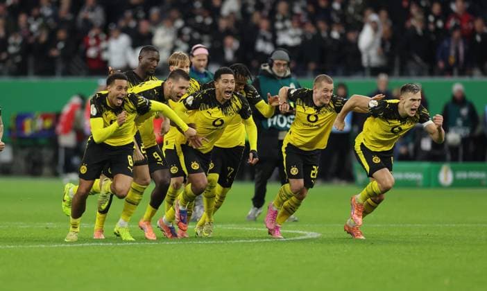 28.10.2025, Fussball DFB-Pokal 2. Runde, Eintracht Frankfurt - Borussia Dortmund, v.l., Dortmund-Spieler jubelnd bejubelt jubelt jubeln nach dem entscheidenden Elfmeter DFL DFB REGULATIONS PROHIBIT ANY USE OF PHOTOGRAPHS AS IMAGE SEQUENCES AND OR QUASI-VIDEO. xdcx Copyright: HMBxMedia Claus
