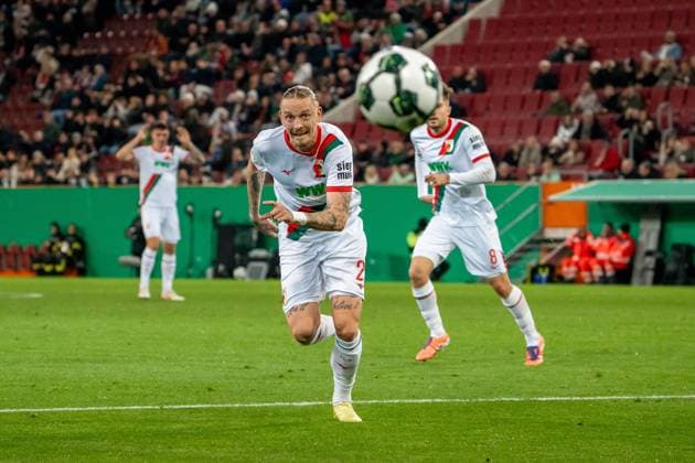 Marius Wolf (FC Augsburg, 27) sprintet dem Ball hinterher, GER, FC Augsburg vs. VfL Bochum, Fussball, DFB Pokal, 2. Runde, Spielzeit 2025 2026, 28.10.2025, DFL REGULATIONS PROHIBIT ANY USE OF PHOTOGRAPHS AS IMAGE SEQUENCES AND OR QUASI-VIDEO, GER, FC Augsburg vs. VfL Bochum, Fussball, DFB Pokal, 2. Runde, Spielzeit 2025 2026, 28.10.2025, Augsburg Copyright: xEibner-Pressefoto EdwardxCheungx EP_ECG