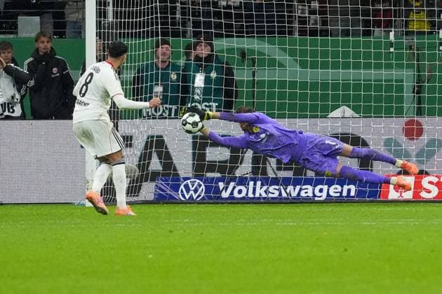 Torwart Gregor Kobel (Borussia Dortmund, BVB) haelt gegen Fares Chaibi (Eintracht Frankfurt, 08) und Dortmund gewinnt und ist weiter - Frankfurt 28.10.2025: Eintracht Frankfurt vs. Borussia Dortmund, Deutsche Bank Park, 2. Runde DFB-Pokal