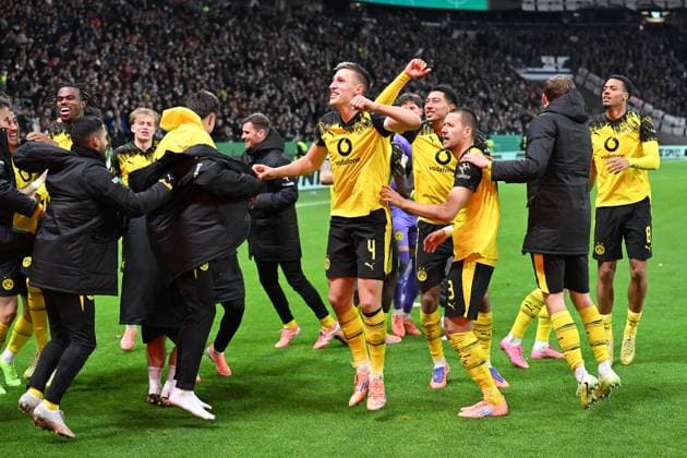 Fußball DFB-Pokal 2. Hauptrunde Eintracht Frankfurt - Borussia Dortmund am 28.10.2025 im Deutsche Bank Park in Frankfurt Die Dortmunder feiern den Sieg DFL regulations prohibit any use of photographs as image sequences and or quasi-video.