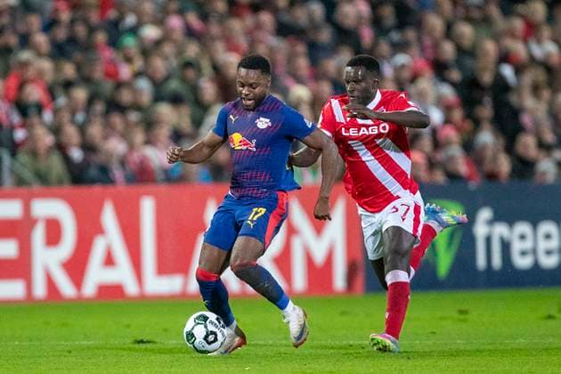 GER, Cottbus, Fußball, DFB-Pokal, 2. Hauptrunde, FC Energie Cottbus vs. RB Leipzig im Bild v.l.: Ridle Baku (RB Leipzig 17), Merveille Biankadi (FC Energie Cottbus 37), Zweikampf 28.10.2025, LEAG Energie Stadion Cottbus DFB REGULATIONS PROHIBIT ANY USE OF PHOTOGRAPHS AS IMAGE SEQUENCES AND OR QUASI-VIDEO, Copyright: HMBxMedia PaulxFritz