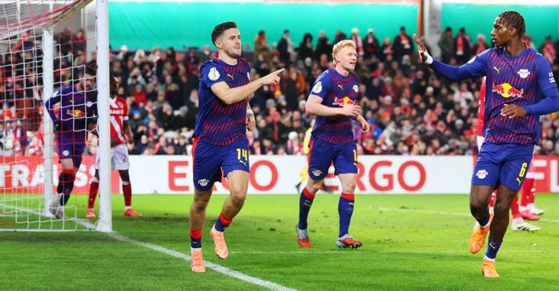 Cottbus - RB Leipzig DFB Pokal Cottbus, 28.10.2025, Stadion der Freundschaft, DFB Pokal, Runde 2 , FC Energie Cottbus vs. RB Leipzig , Im Bild: Tor für RB Leipzig. Christoph Baumgartner (14, RB Leipzig) trifft zum 0:2 und jubelt mit Ezechiel Banzuzi (6, RB Leipzig). ,