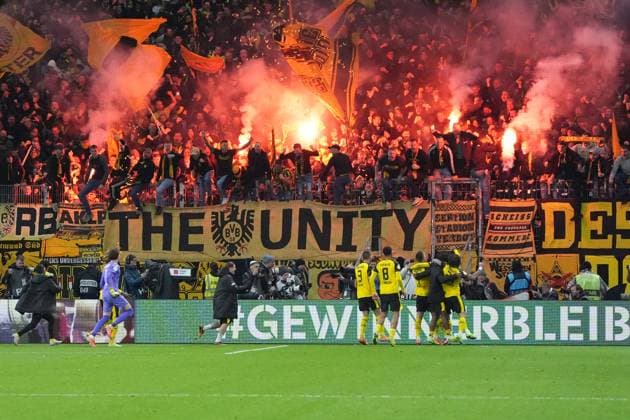Dortmunder Spieler feiern mit ihren Fans - Frankfurt 28.10.2025: Eintracht Frankfurt vs. Borussia Dortmund, Deutsche Bank Park, 2. Runde DFB-Pokal