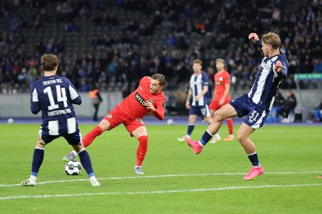 Hertha BSC vs SV Elversberg, 28.10.2025 BERLIN, GERMANY - OCTOBER 28: Luksas Petkov (SV Elversberg, 25) shooting at the goal against Maurice Krattenmacher (Hertha BSC 14) and Márton Dárdai (Hertha BSC 31), during the DFB Cup match (round 2) between Hertha BSC vs SV Elversberg at Olympiastadion on October 28, 2025 in Berlin, Germany. DFL REGULATIONS PROHIBIT ANY USE OF PHOTOGRAPHS AS IMAGE SEQUENCES AND OR QUASI-VIDEO. Copyright: xBEAUTIFULxSPORTS Frankex